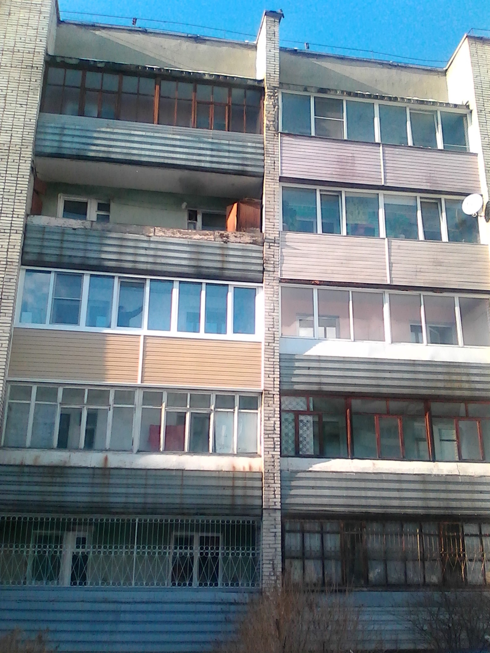 край. Алтайский, г. Новоалтайск, ул. 8 микрорайон, д. 3а-фасад здания
