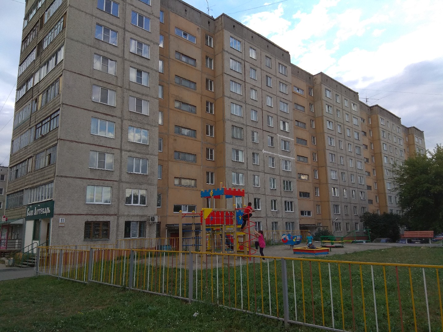край. Алтайский, г. Новоалтайск, ул. 8 микрорайон, д. 11-фасад здания