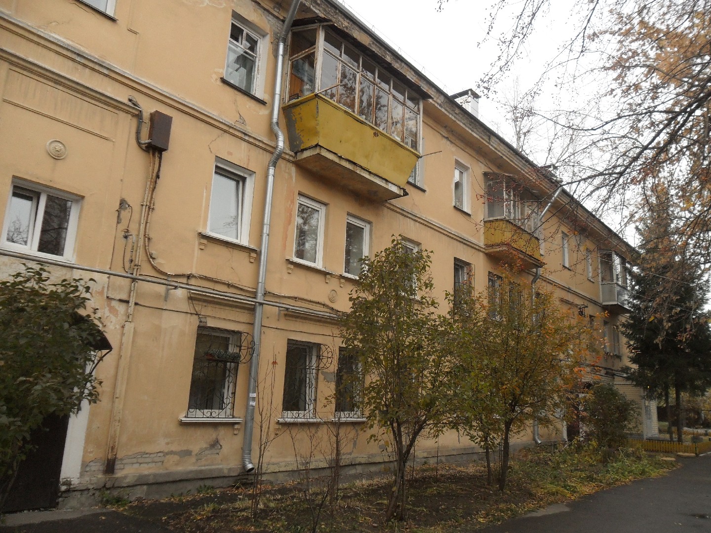 край. Алтайский, г. Барнаул, ул. Брестская, д. 30-фасад здания