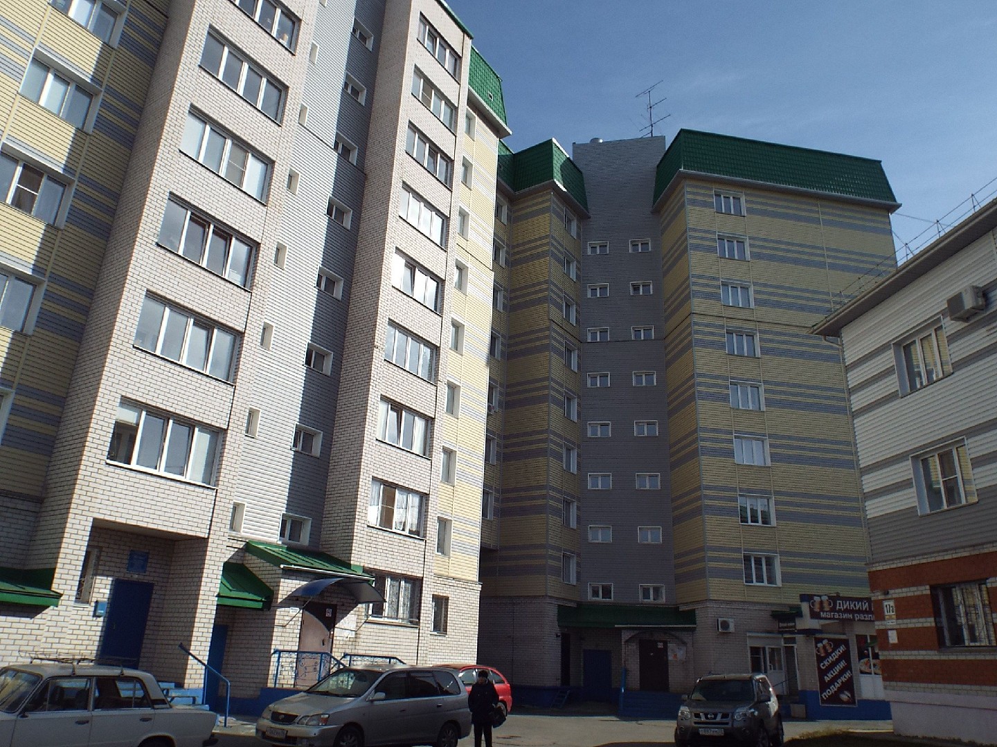край. Алтайский, г. Новоалтайск, ул. Космонавтов, д. 15-фасад здания