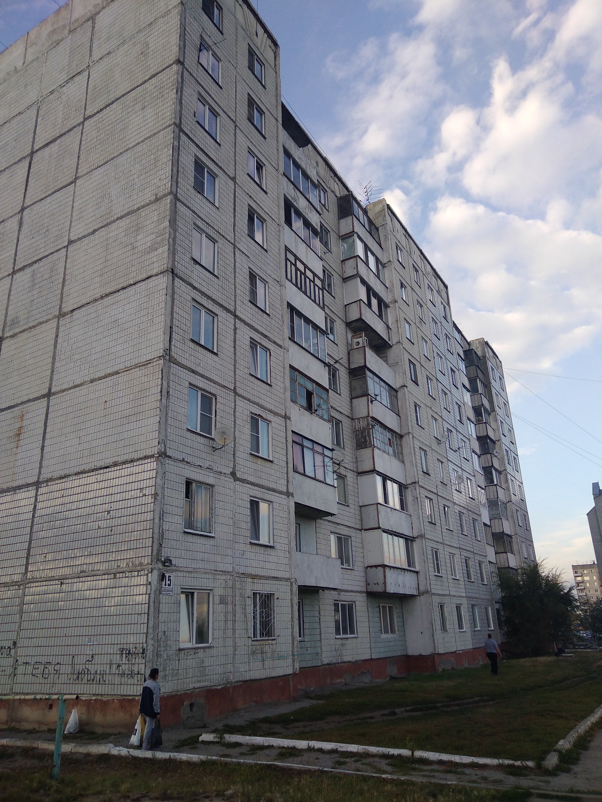 край. Алтайский, г. Новоалтайск, ул. Прудская, д. 15-фасад здания