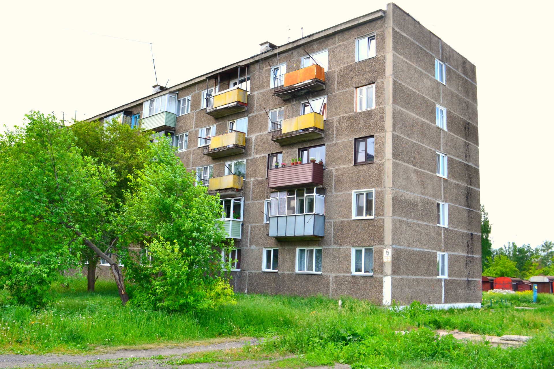 край. Алтайский, г. Новоалтайск, ул. Юбилейная, д. 15-фасад здания