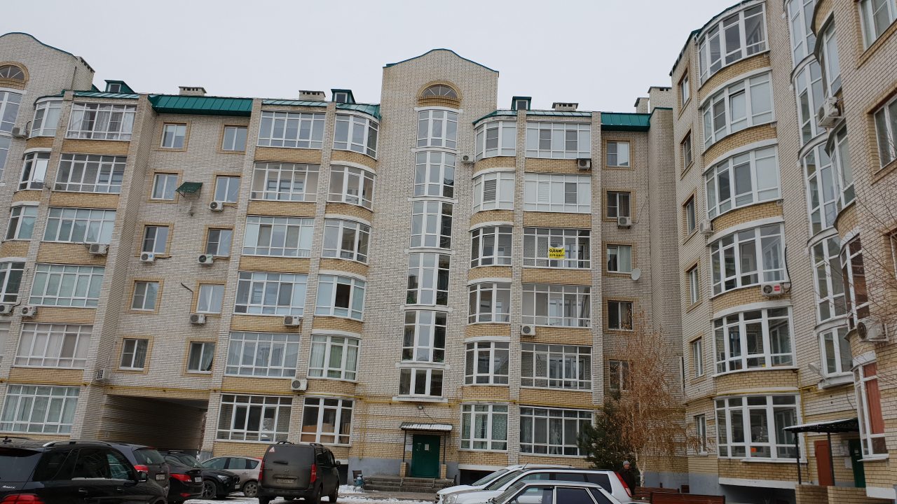 обл. Саратовская, г. Балаково, ул. Набережная Леонова, д. 71-фасад здания