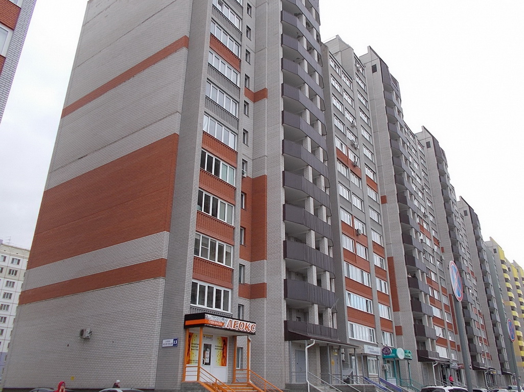край. Алтайский, г. Барнаул, ул. Взлетная, д. 13-фасад здания