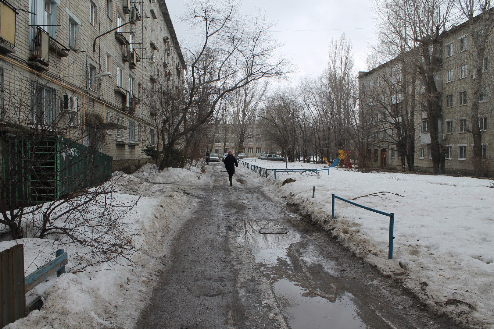 обл. Саратовская, г. Саратов, проезд. Московский 1-й, д. 6-придомовая территория