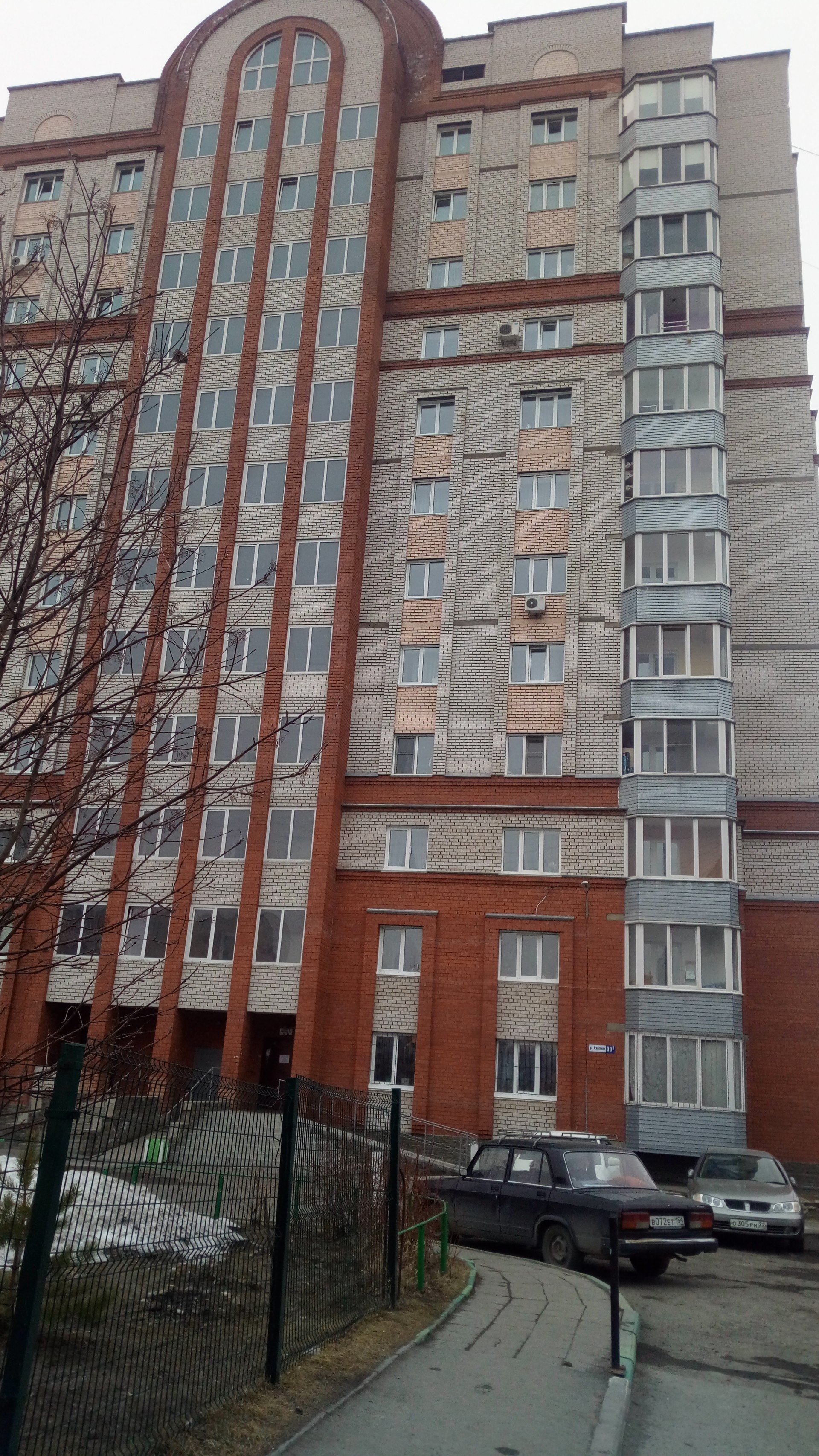край. Алтайский, г. Барнаул, ул. Взлетная, д. 30а-фасад здания