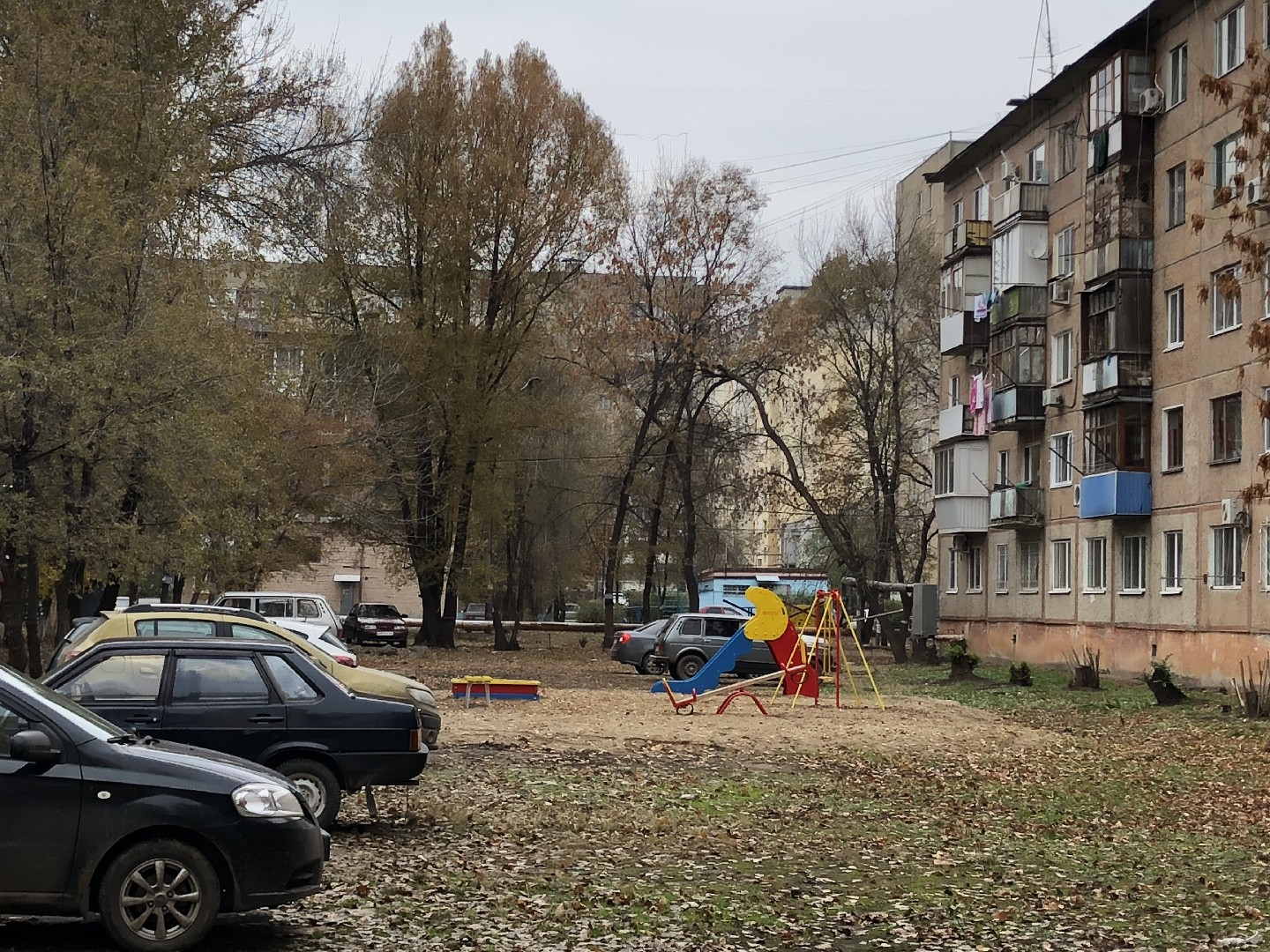 обл. Саратовская, г. Энгельс, ул. Полтавская, д. 11-придомовая территория