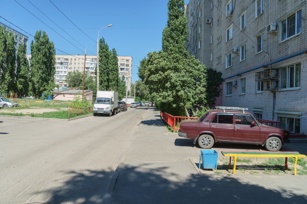 обл. Волгоградская, г. Волгоград, ул. им Менжинского, д. 11-придомовая территория