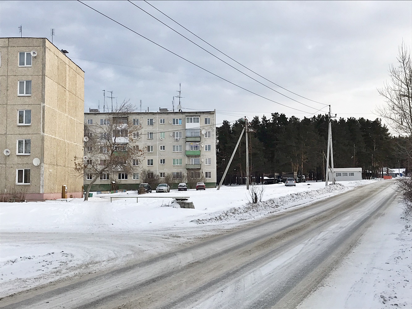 обл. Свердловская, р-н. Белоярский, рп. Белоярский, ул. Юбилейная, д. 28-придомовая территория