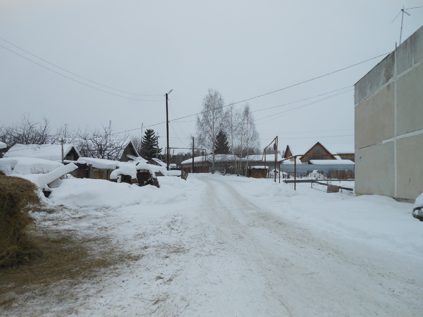 обл. Свердловская, р-н. Белоярский, рп. Верхнее Дуброво, ул. Ясная, д. 8-придомовая территория