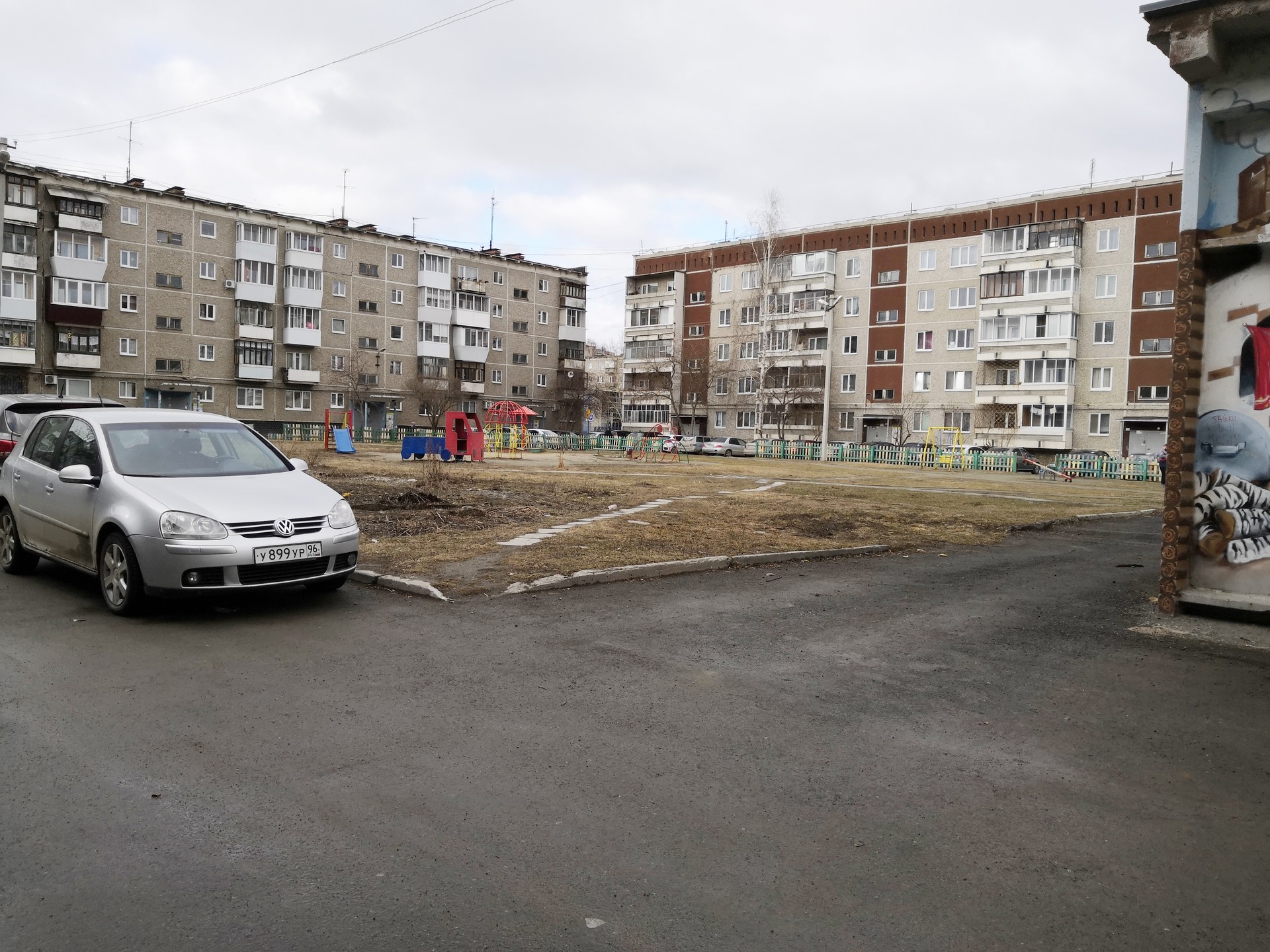 обл. Свердловская, г. Верхняя Пышма, ул. Мичурина, д. 6-придомовая территория