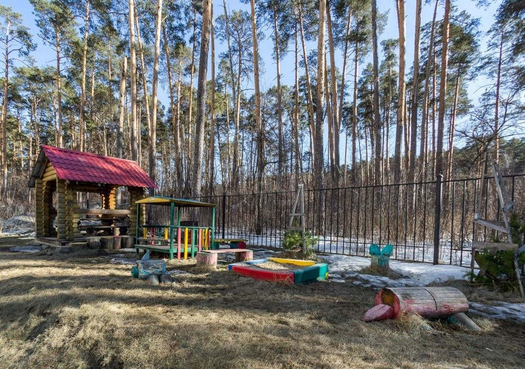 обл. Свердловская, г. Екатеринбург, ул. Академика Постовского, д. 19-придомовая территория