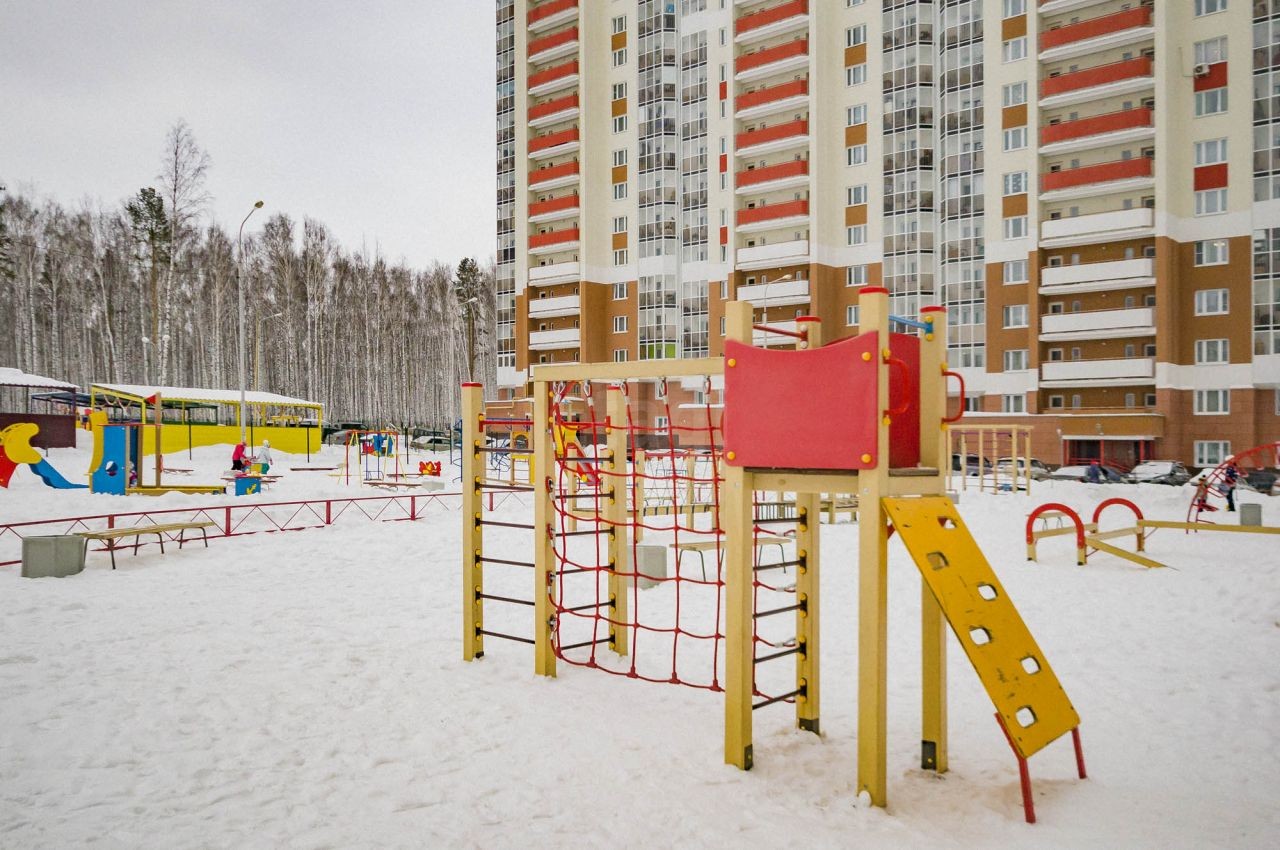 обл. Свердловская, г. Екатеринбург, ул. Анатолия Мехренцева, д. 7-придомовая территория