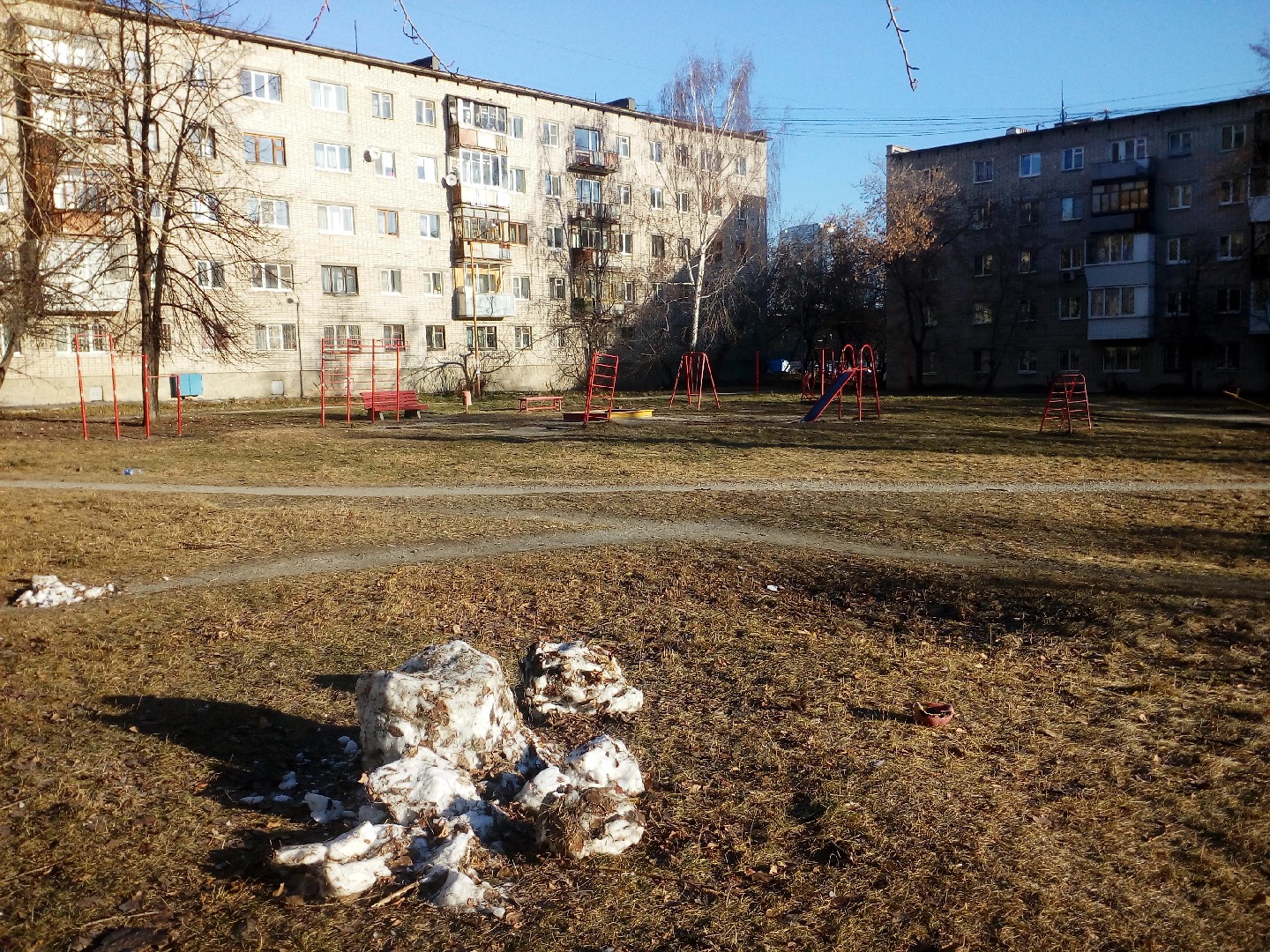 обл. Свердловская, г. Екатеринбург, ул. Белинского, д. 135-придомовая территория