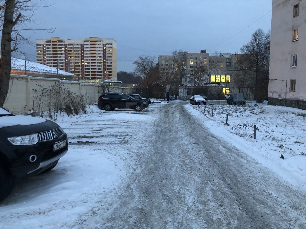 обл. Свердловская, г. Екатеринбург, ул. Братская, д. 18-придомовая территория