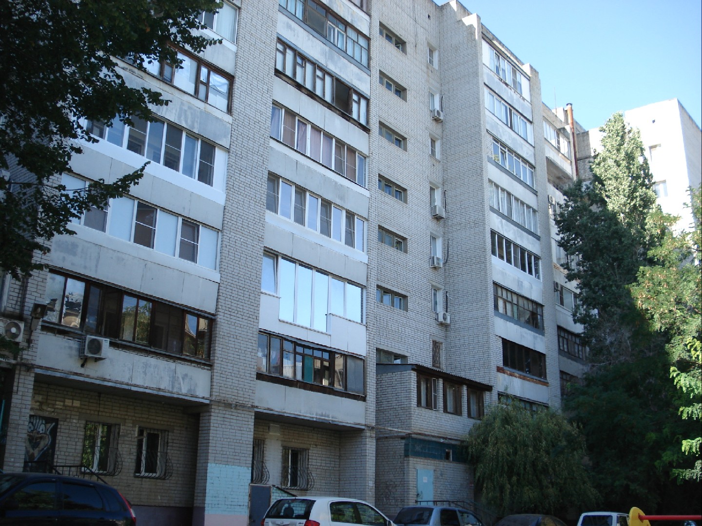 обл. Волгоградская, г. Волгоград, ул. Кузнецкая, д. 67-фасад здания