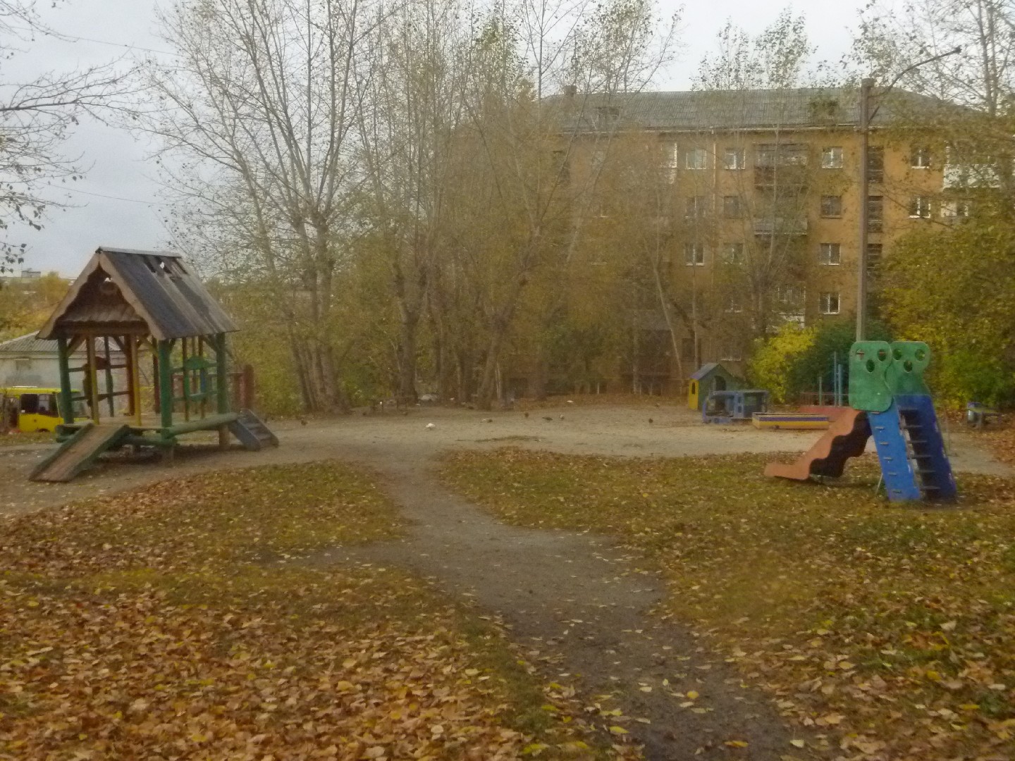 обл. Свердловская, г. Екатеринбург, ул. Гурзуфская, д. 17-придомовая территория