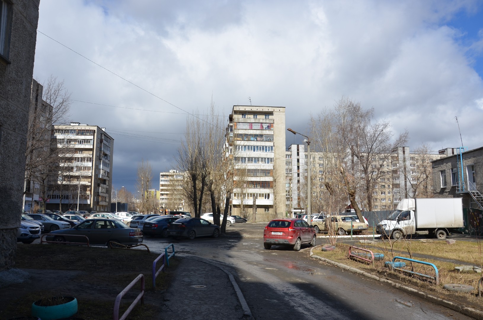 обл. Свердловская, г. Екатеринбург, ул. Калинина, д. 36-придомовая территория