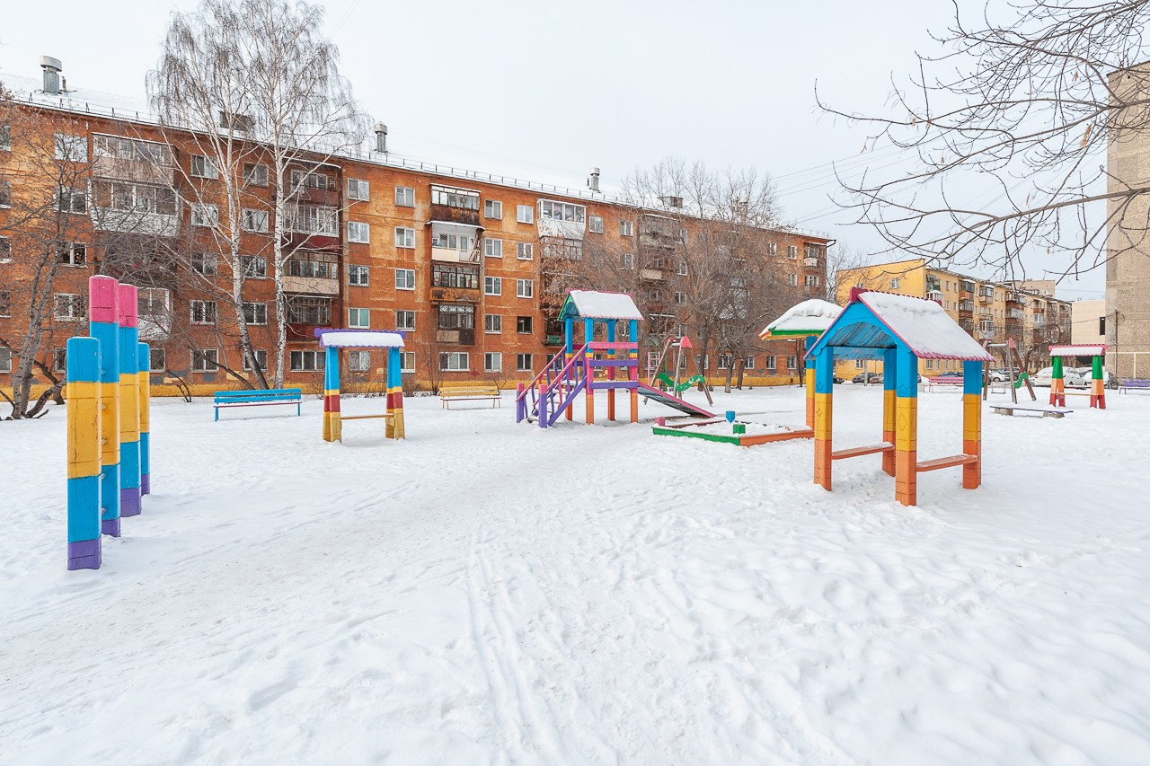 обл. Свердловская, г. Екатеринбург, пр-кт. Космонавтов, д. 29.-придомовая территория