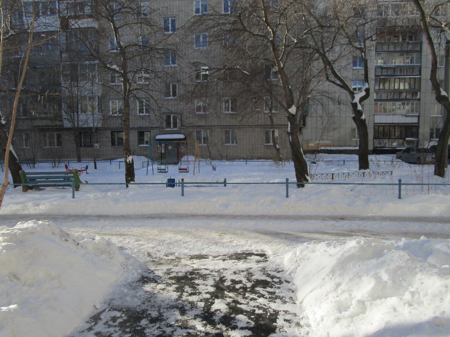 обл. Свердловская, г. Екатеринбург, пр-кт. Космонавтов, д. 80, к. 4-придомовая территория