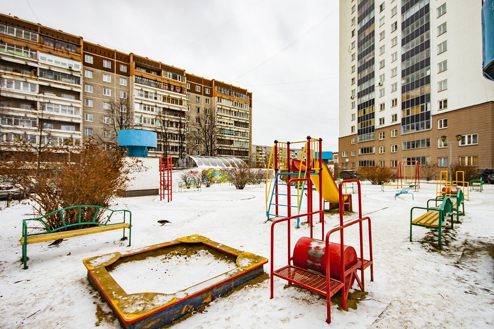 обл. Свердловская, г. Екатеринбург, ул. Красных командиров, д. 17-придомовая территория