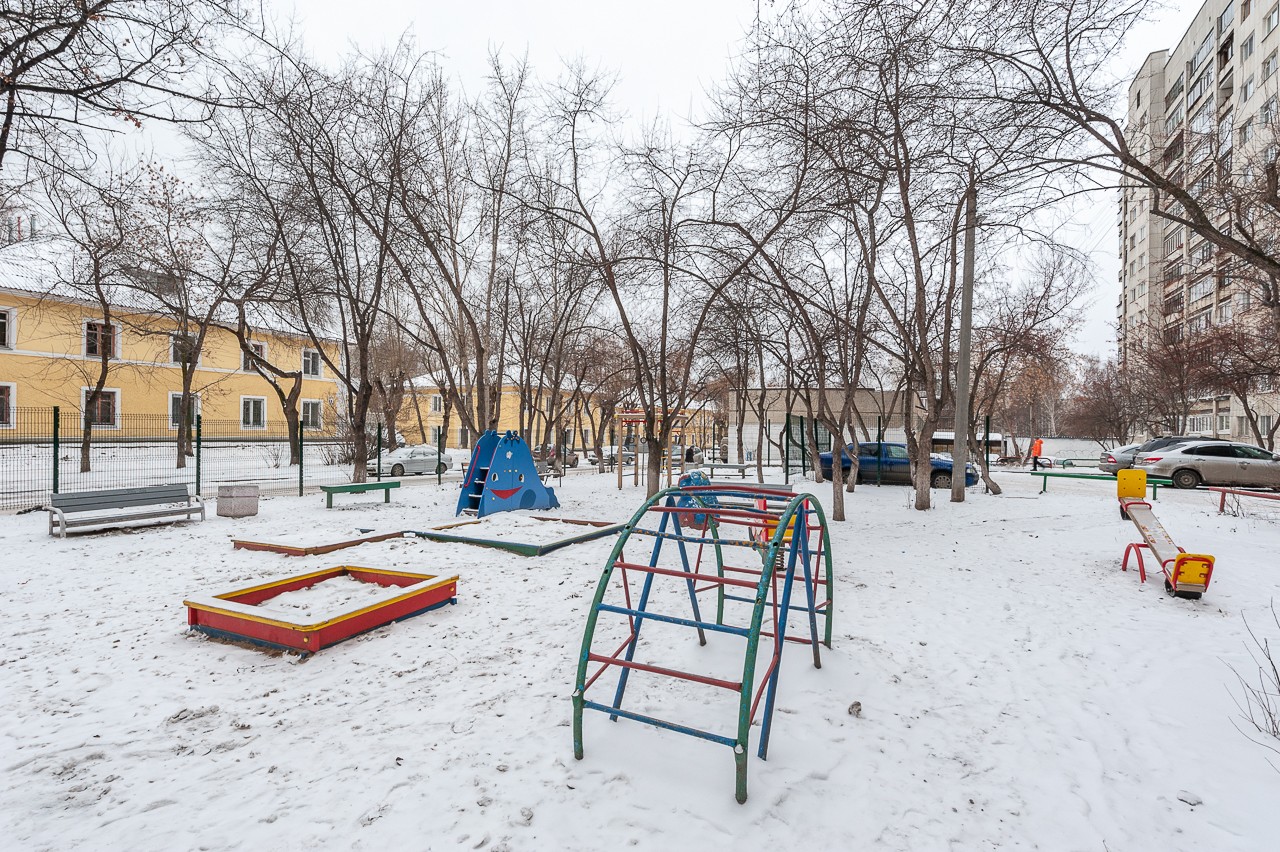 обл. Свердловская, г. Екатеринбург, ул. Красных командиров, д. 72-придомовая территория