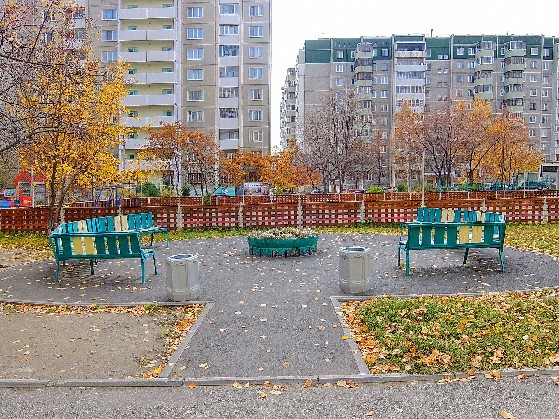 обл. Свердловская, г. Екатеринбург, ул. Крестинского, д. 55/1-придомовая территория