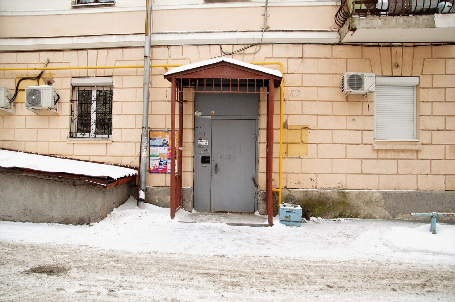 обл. Свердловская, г. Екатеринбург, пр-кт. Ленина, д. 58-вход снаружи