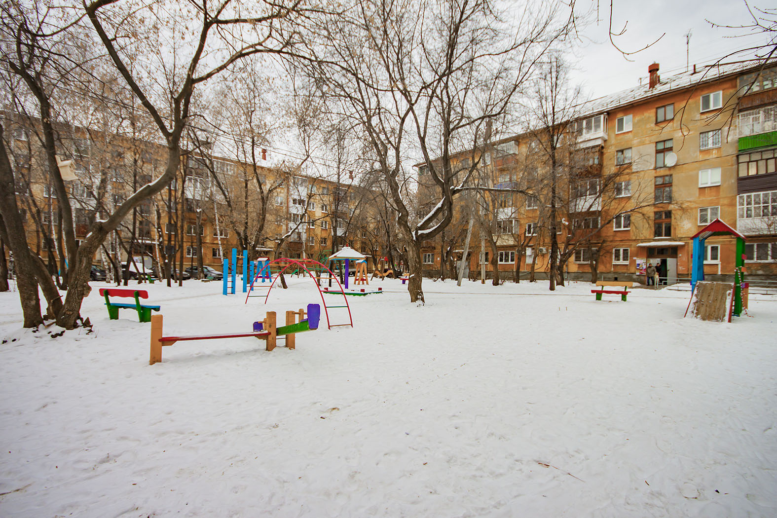 обл. Свердловская, г. Екатеринбург, ул. Машиностроителей, д. 51-придомовая территория