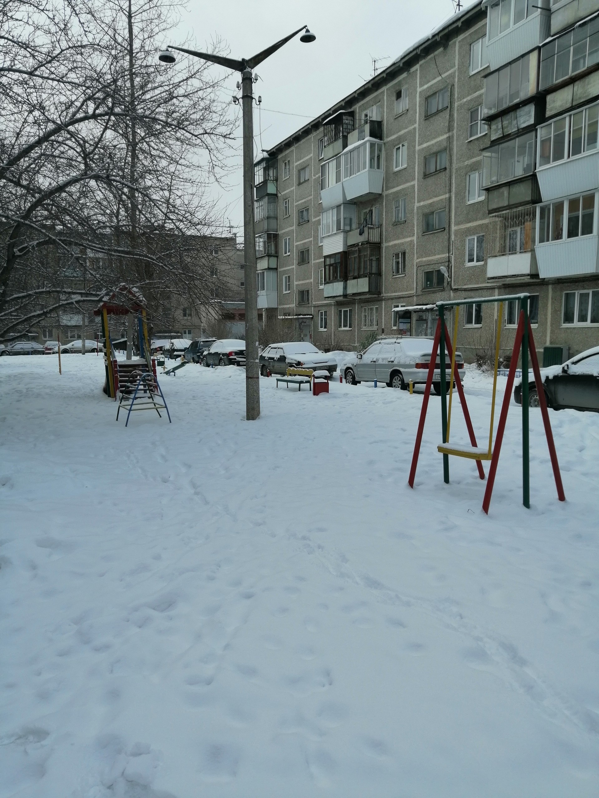 обл. Свердловская, г. Екатеринбург, пер. Молотобойцев, д. 11-придомовая территория