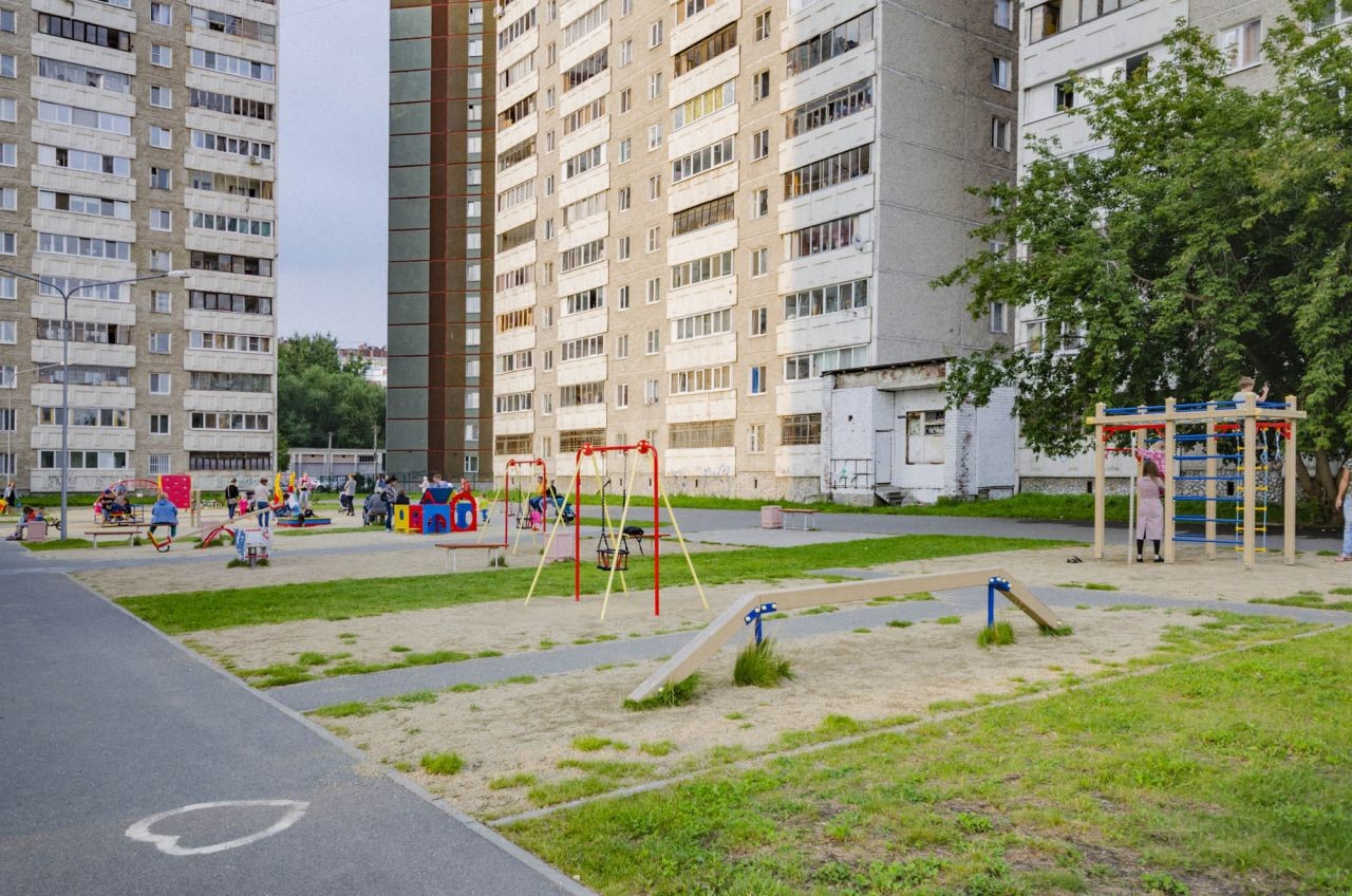 обл. Свердловская, г. Екатеринбург, ул. Новгородцевой, д. 23-придомовая территория