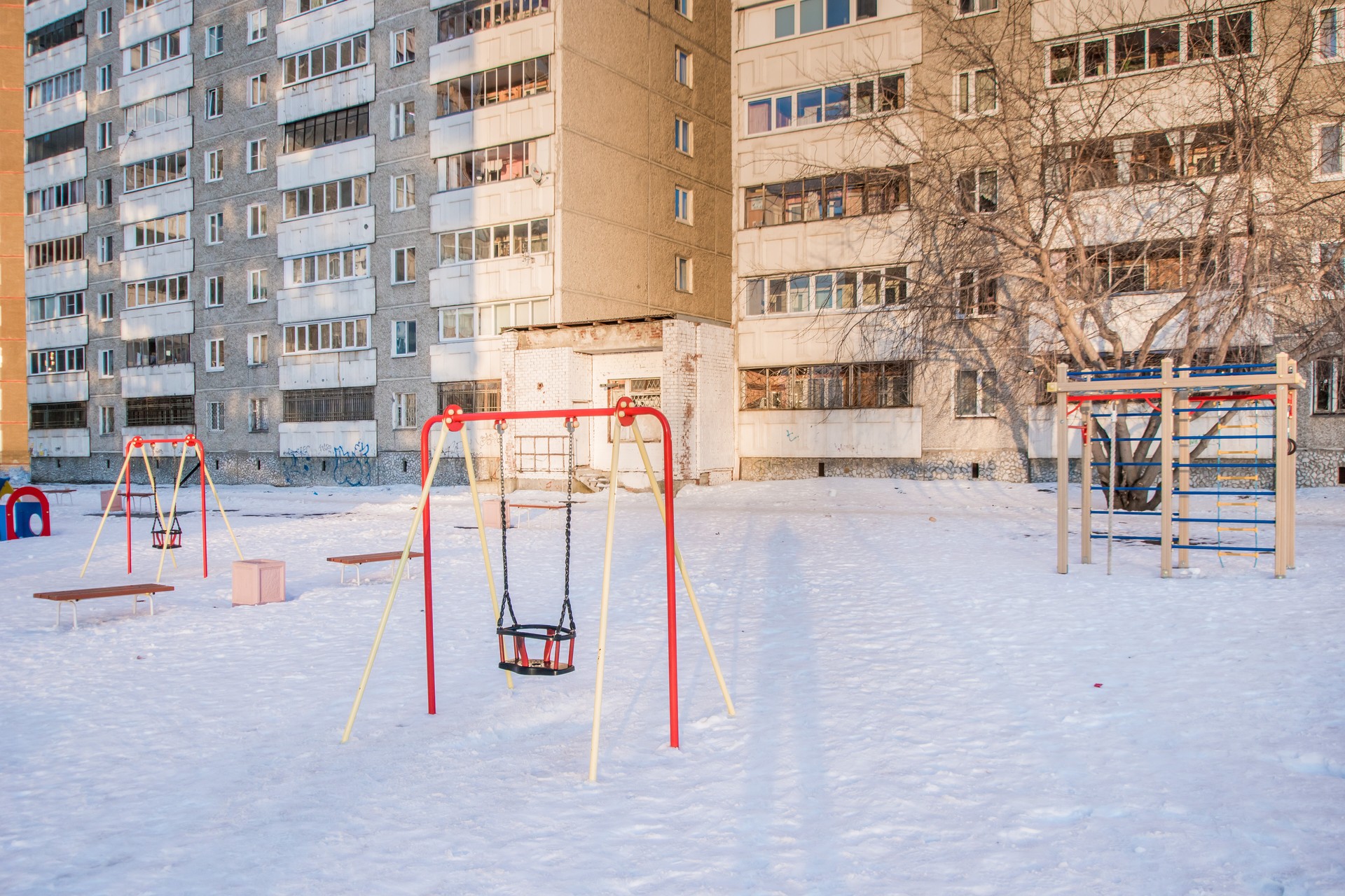 обл. Свердловская, г. Екатеринбург, ул. Новгородцевой, д. 23-придомовая территория