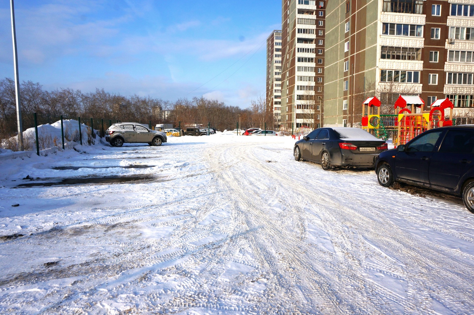 обл. Свердловская, г. Екатеринбург, ул. Новгородцевой, д. 43-придомовая территория