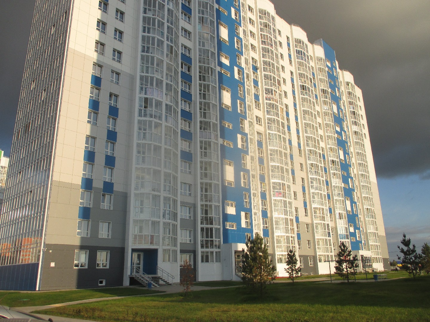край. Алтайский, г. Барнаул, ул. Взлетная, д. 115-фасад здания