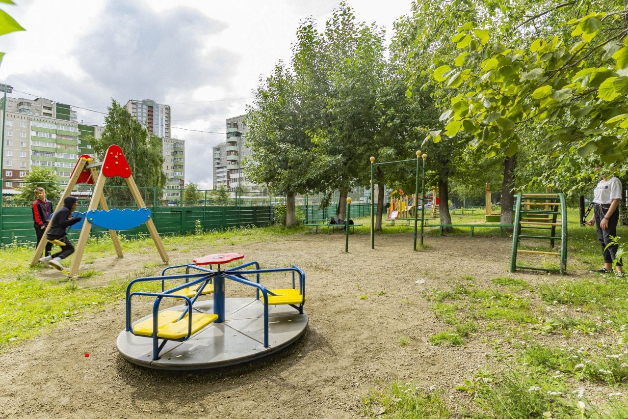 обл. Свердловская, г. Екатеринбург, б-р. Самоцветный, д. 6-придомовая территория