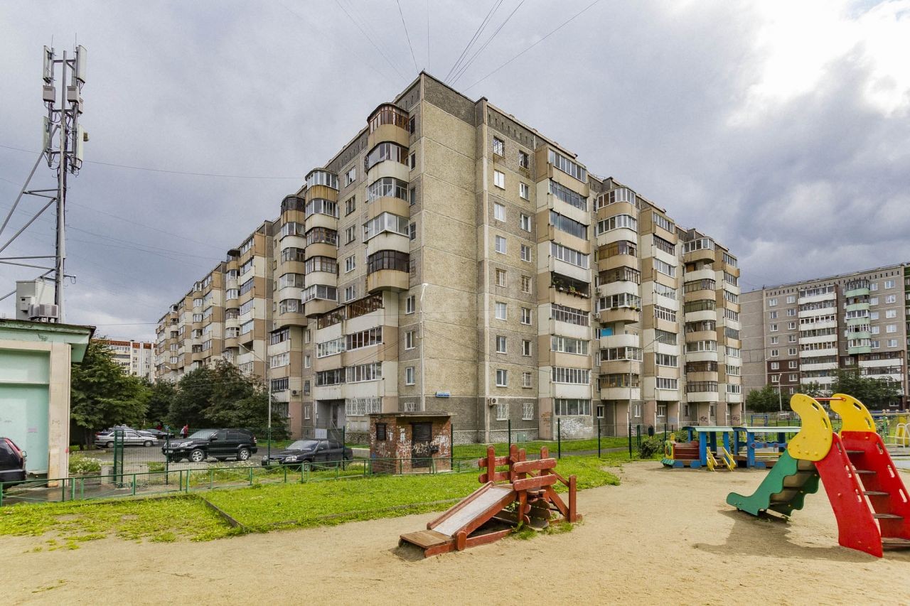 обл. Свердловская, г. Екатеринбург, б-р. Самоцветный, д. 6-фасад здания