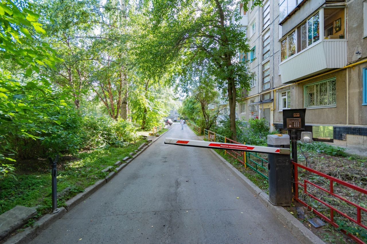 обл. Свердловская, г. Екатеринбург, ул. Советская, д. 20-придомовая территория