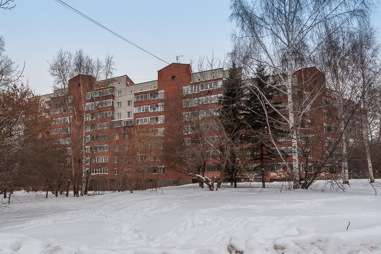 обл. Свердловская, г. Екатеринбург, ул. Уральская, д. 82-фасад здания