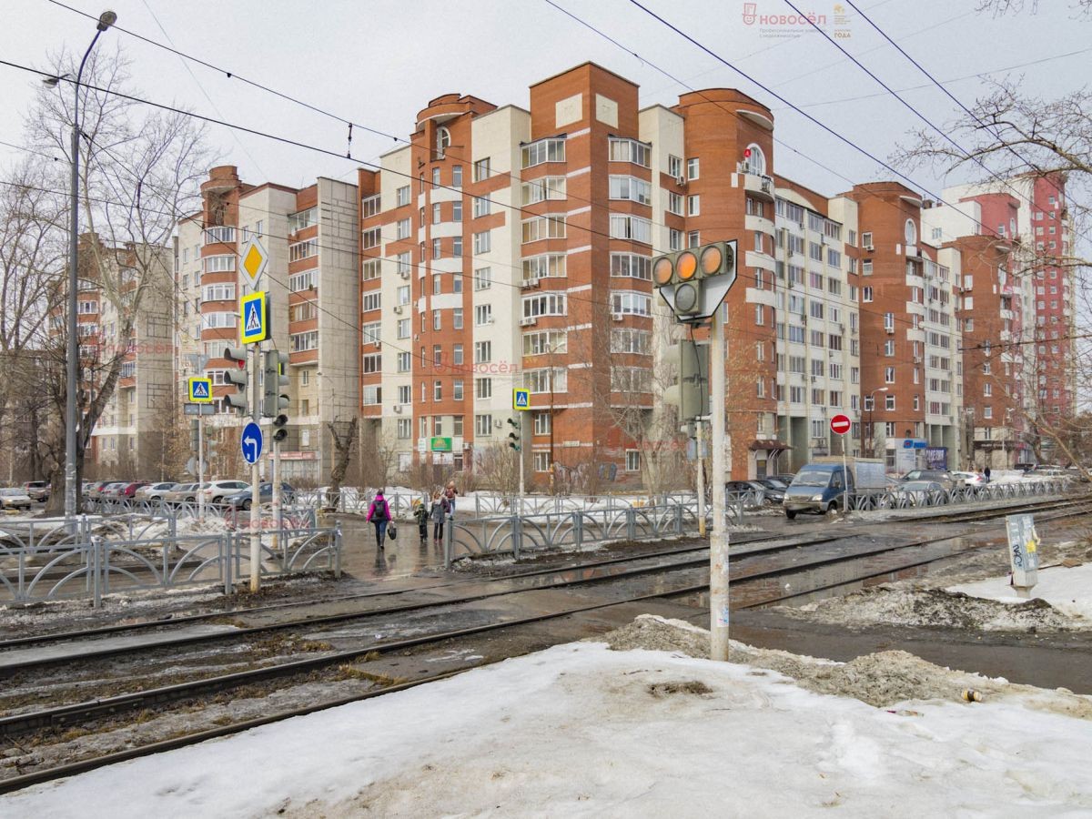 обл. Свердловская, г. Екатеринбург, ул. Уральских рабочих, д. 2-фасад здания