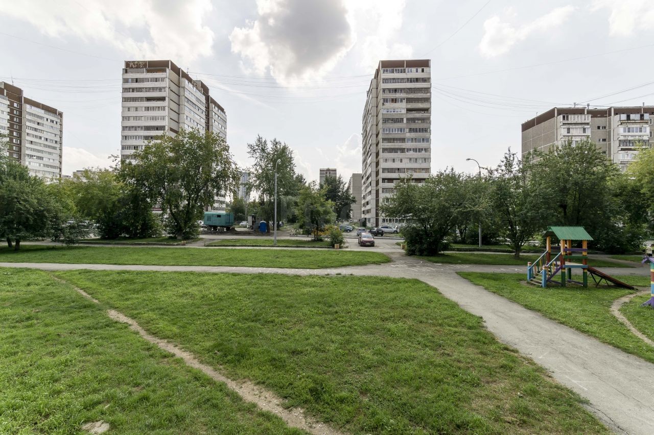 обл. Свердловская, г. Екатеринбург, ул. Уральских рабочих, д. 14-придомовая территория