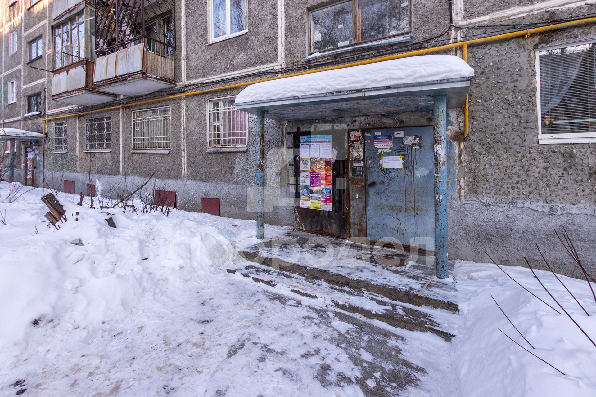 обл. Свердловская, г. Екатеринбург, ул. Чайковского, д. 80-вход снаружи