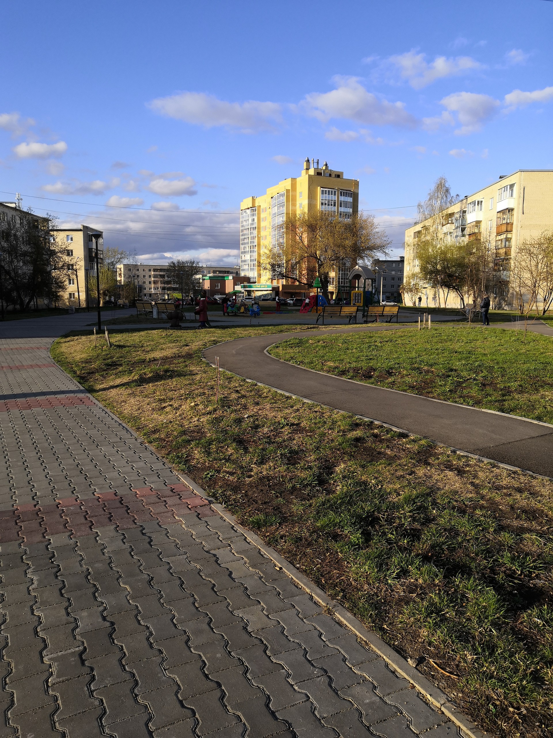 обл. Свердловская, г. Каменск-Уральский, пр-кт. Победы, д. 49-придомовая территория