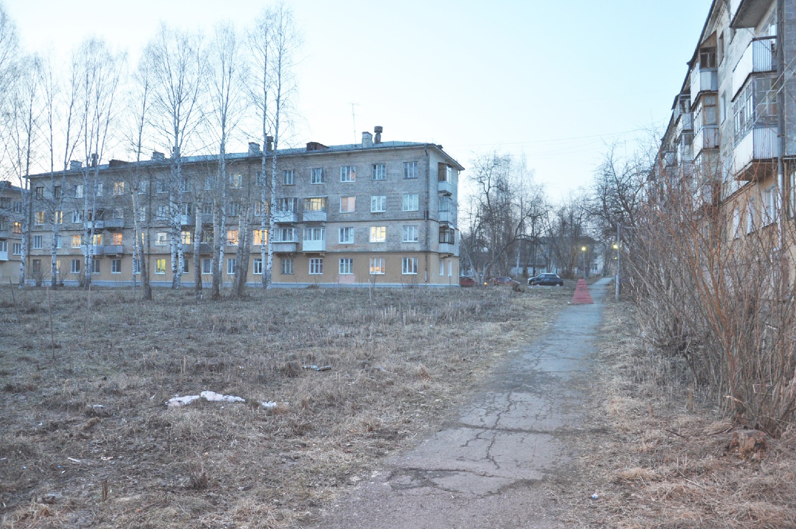 обл. Свердловская, г. Лесной, пр-кт. Коммунистический, д. 35Б-придомовая территория