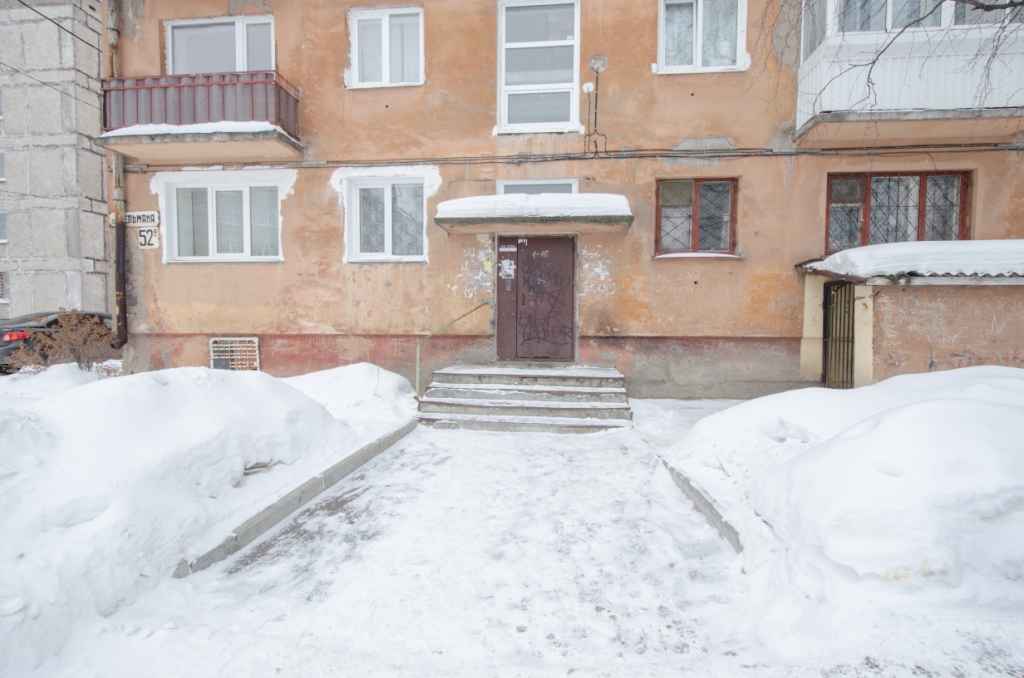 обл. Свердловская, г. Нижний Тагил, ул. Тельмана, д. 52а-вход снаружи