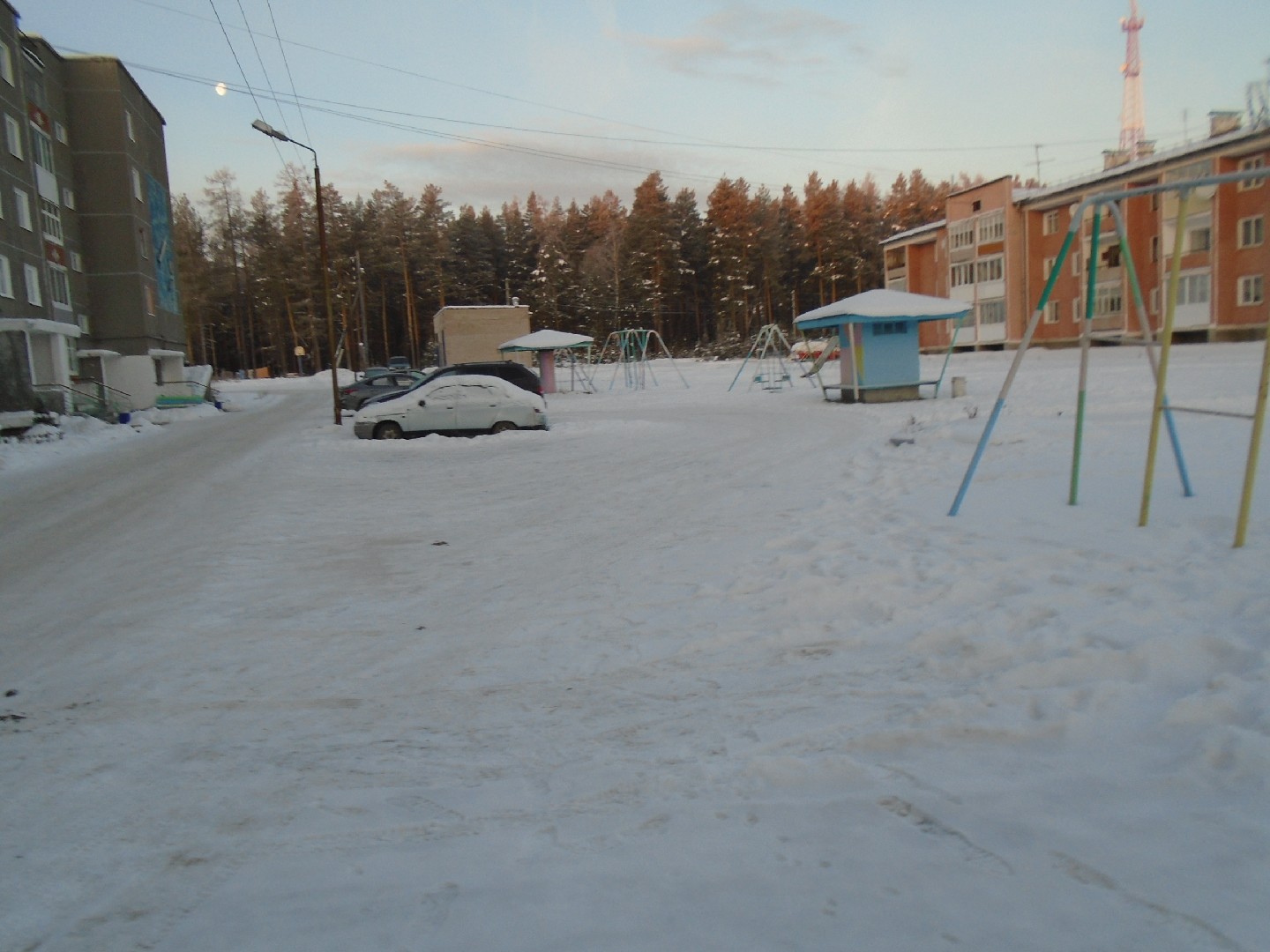 обл. Свердловская, р-н. Пригородный, п. Новоасбест, ул. Бажова, д. 3-придомовая территория