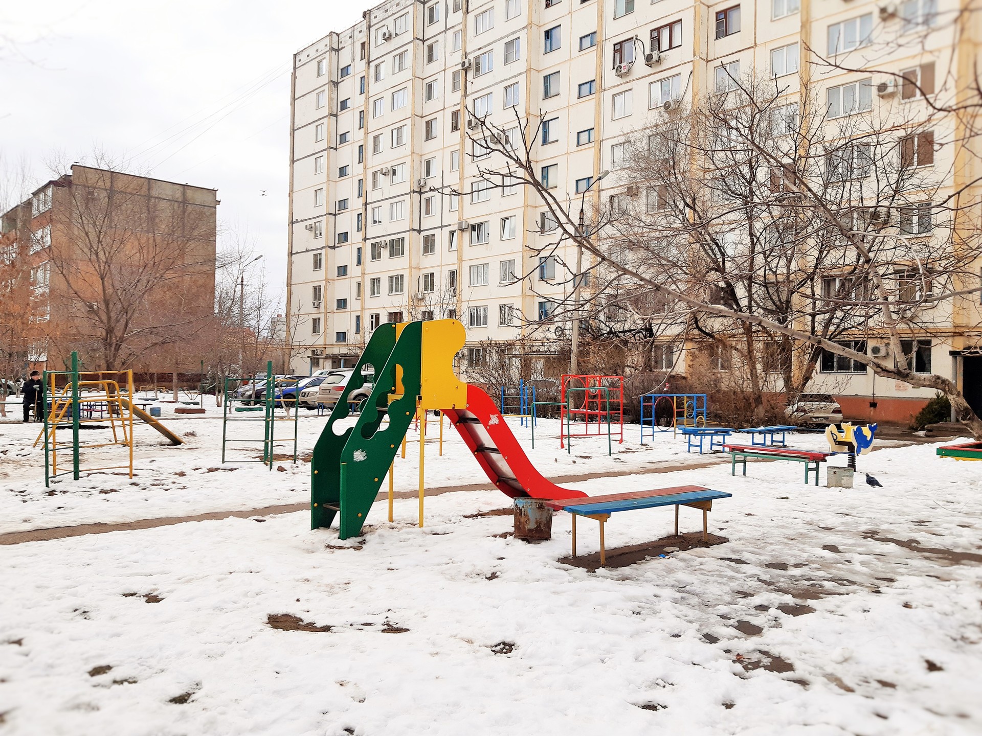 обл. Волгоградская, г. Волжский, ул. им генерала Карбышева, д. 131-придомовая территория