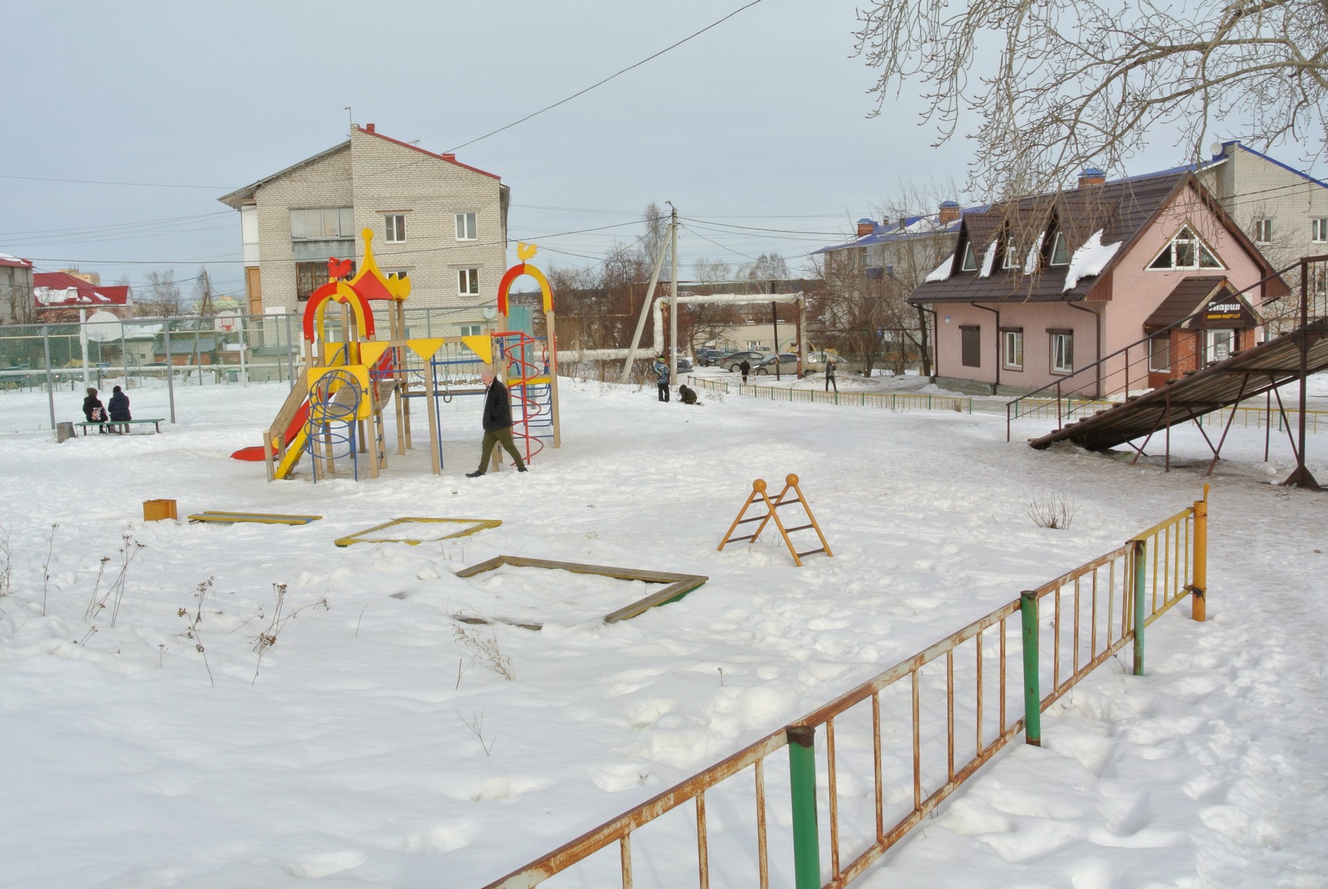 обл. Свердловская, р-н. Сысертский, г. Арамиль, ул. Новая, д. 1-придомовая территория