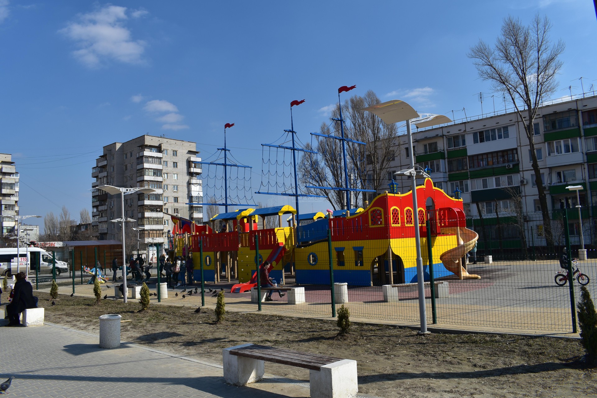 обл. Волгоградская, р-н. Городищенский, рп. Городище, пр-кт. Ленина, д. 8-придомовая территория