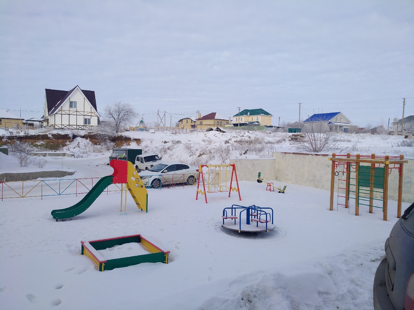 обл. Волгоградская, р-н. Городищенский, рп. Городище, пр-кт. Ленина, д. 12, к. Б-придомовая территория