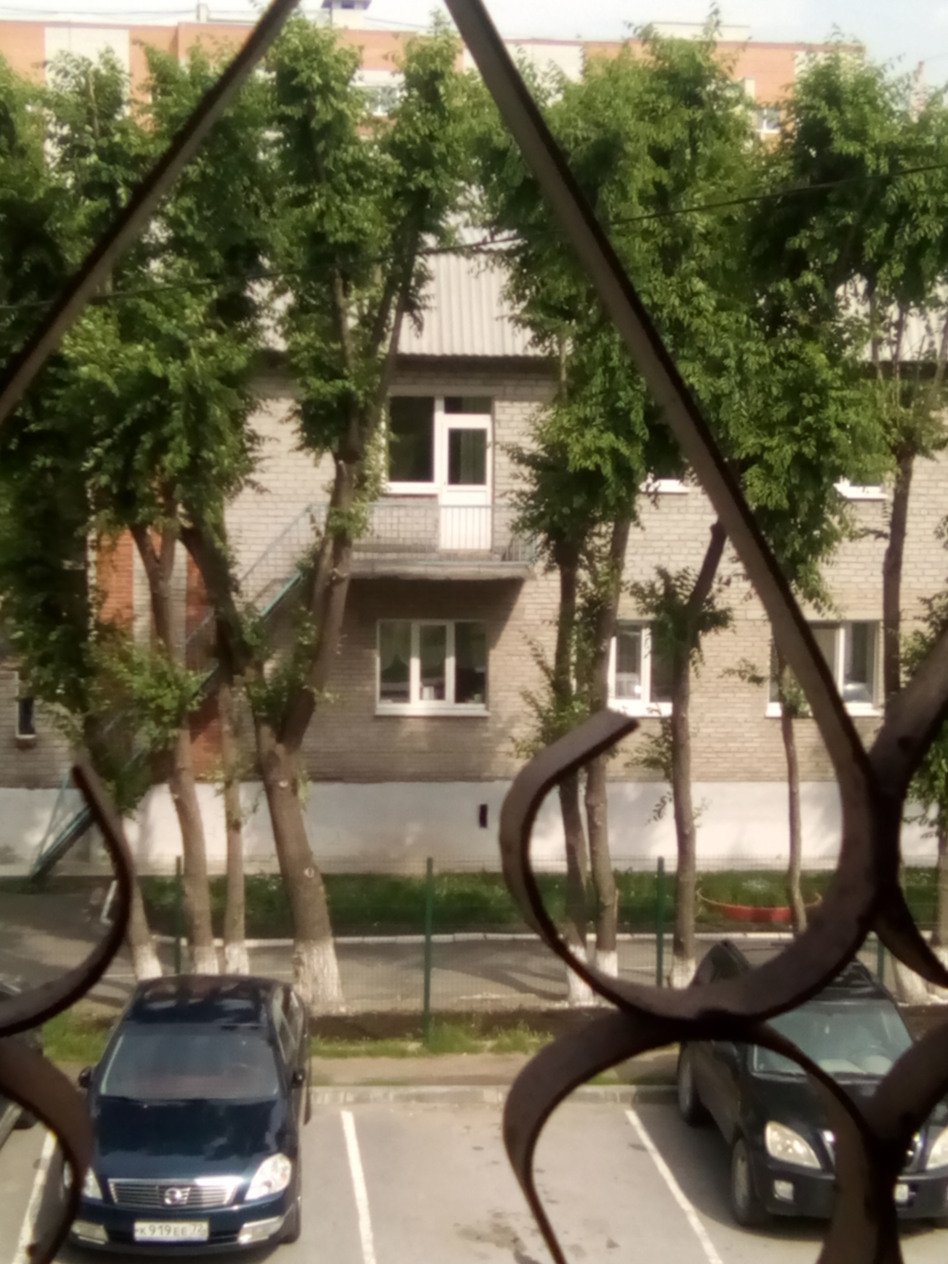 обл. Тюменская, г. Тюмень, ул. Газовиков, д. 17-фасад здания